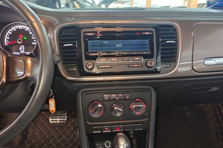 Used Volkswagen Beetle 2015 180TSI model Audio And AC Panel