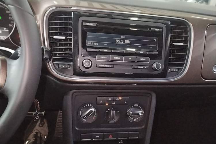 Used Volkswagen Beetle 2015 180TSI model Audio And AC Panel