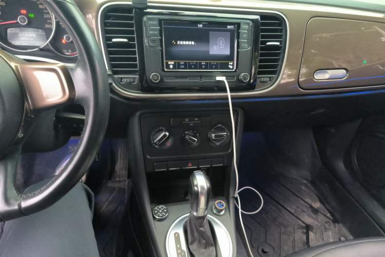 Used Volkswagen Beetle 2015 180TSI model Audio And AC Panel