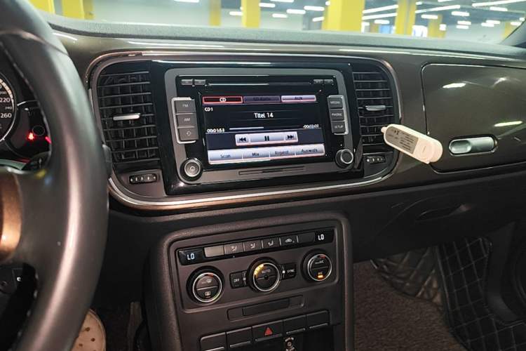 Used Volkswagen Beetle 2015 180TSI model Audio And AC Panel