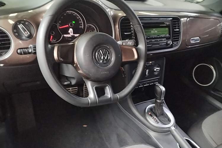 Used Volkswagen Beetle 2015 180TSI model Center Console
