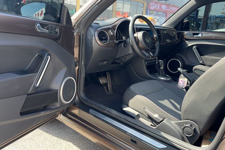 Used Volkswagen Beetle 2015 180TSI model Interior 2