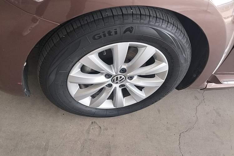 Used Volkswagen Beetle 2015 180TSI model Left Front Wheel Hub