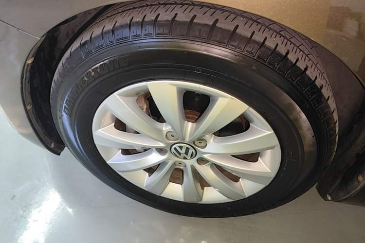 Used Volkswagen Beetle 2015 180TSI model Left Front Wheel Hub