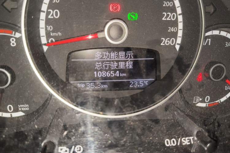 Used Volkswagen Beetle 2015 180TSI model Odometer Close Up