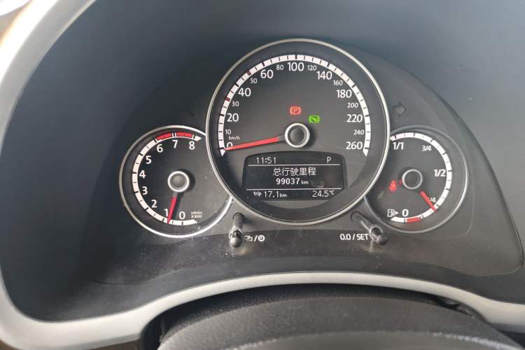 Used Volkswagen Beetle 2015 180TSI model Odometer Close Up