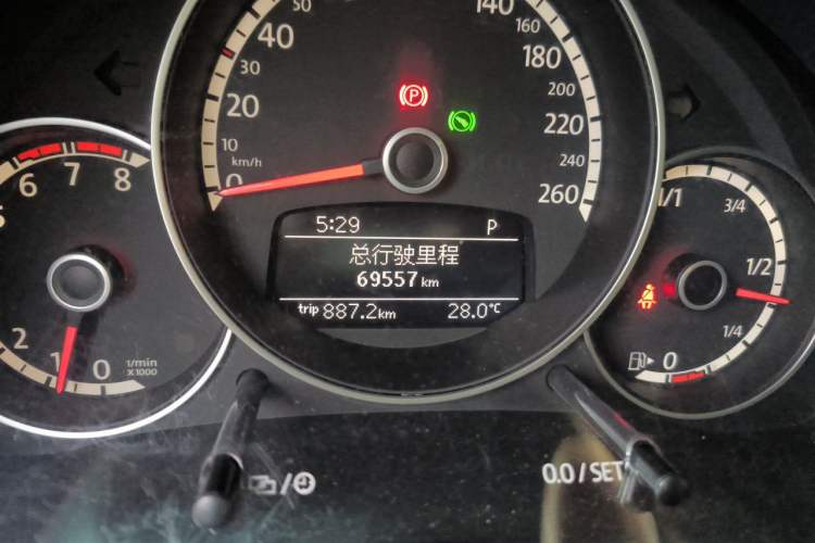 Used Volkswagen Beetle 2015 180TSI model Odometer Close Up