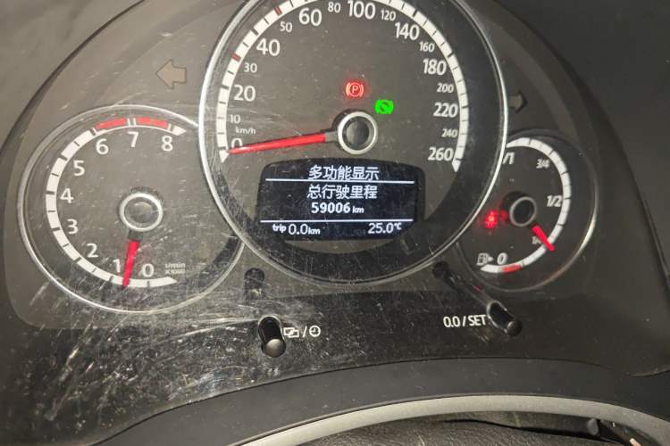 Used Volkswagen Beetle 2015 180TSI model Odometer Close Up