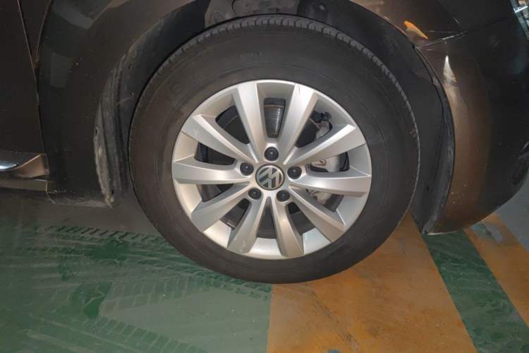 Used Volkswagen Beetle 2015 180TSI model Right Front Wheel Hub
