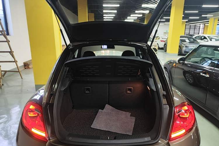 Used Volkswagen Beetle 2015 180TSI model Trunk