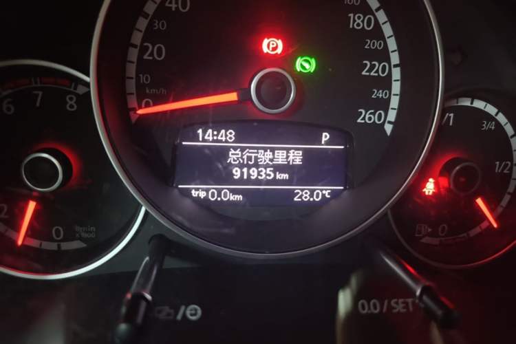 Used Volkswagen Beetle 2015 180TSI model Odometer Close Up