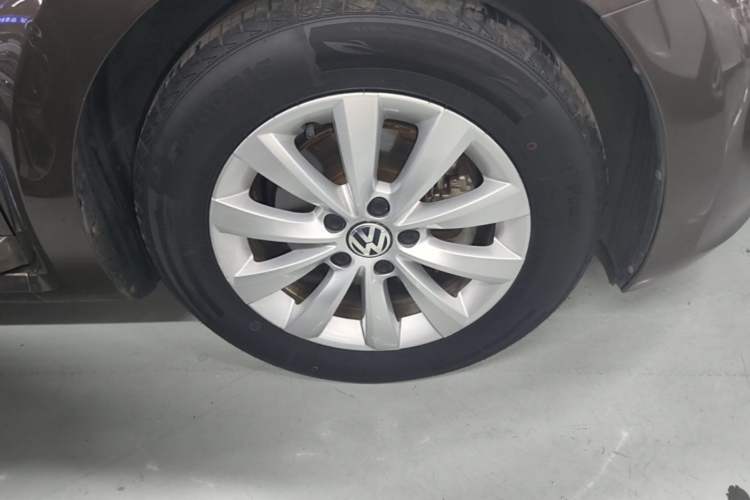 Used Volkswagen Beetle 2015 180TSI model Right Front Wheel Hub