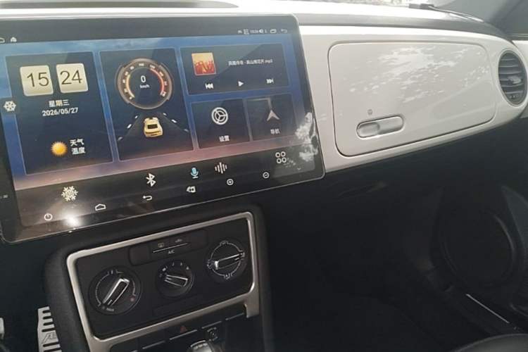 Used Volkswagen Beetle 2015 180TSI model Audio And AC Panel