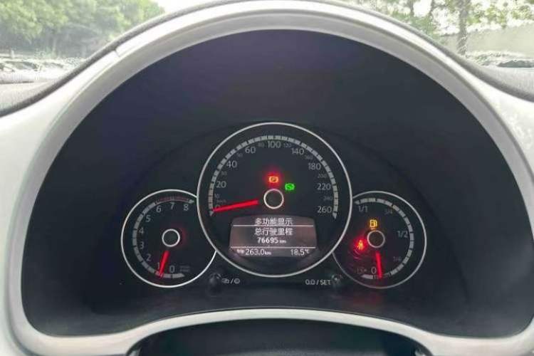 Used Volkswagen Beetle 2015 180TSI model Odometer Close Up
