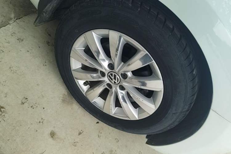 Used Volkswagen Beetle 2015 180TSI model Right Front Wheel Hub