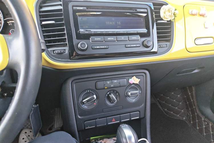 Used Volkswagen Beetle 2015 280TSI Audio And AC Panel