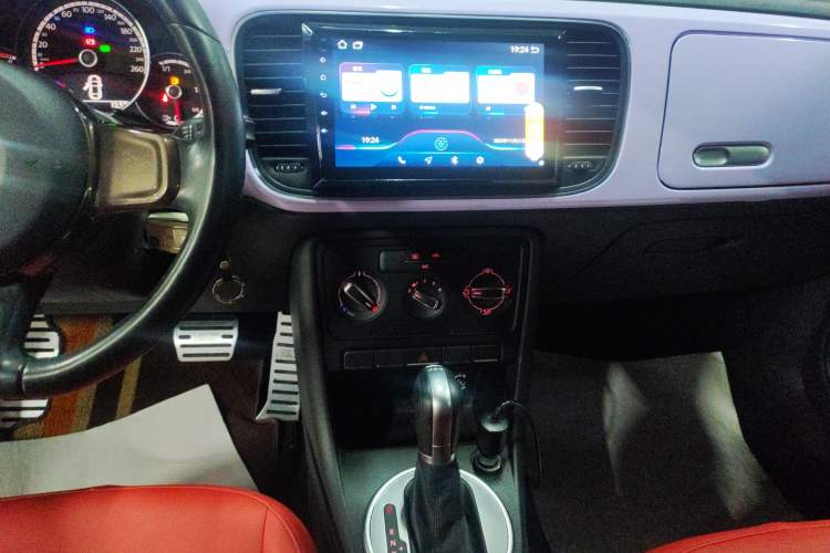 Used Volkswagen Beetle 2015 180TSI model Audio And AC Panel
