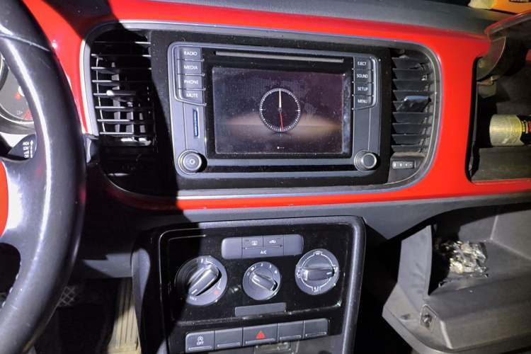 Used Volkswagen Beetle 2015 180TSI model Audio And AC Panel