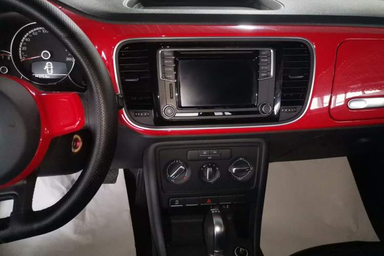 Used Volkswagen Beetle 2015 180TSI model Audio And AC Panel