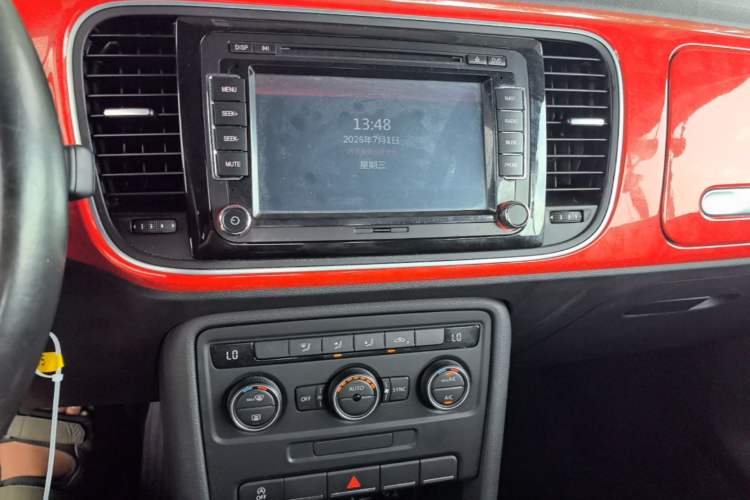Used Volkswagen Beetle 2015 180TSI model Audio And AC Panel