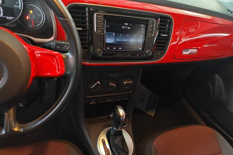 Used Volkswagen Beetle 2015 180TSI model Audio And AC Panel