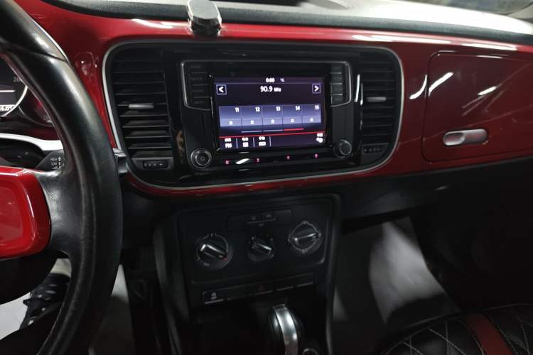 Used Volkswagen Beetle 2015 180TSI model Audio And AC Panel