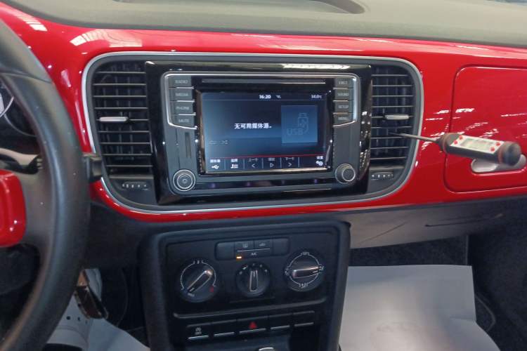 Used Volkswagen Beetle 2015 180TSI model Audio And AC Panel