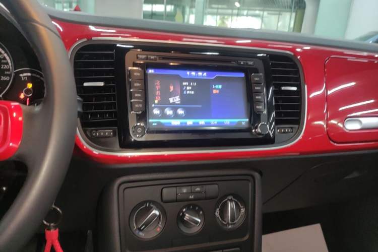 Used Volkswagen Beetle 2015 180TSI model Audio And AC Panel