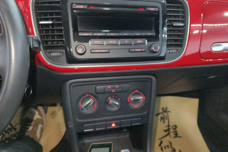 Used Volkswagen Beetle 2015 180TSI model Audio And AC Panel