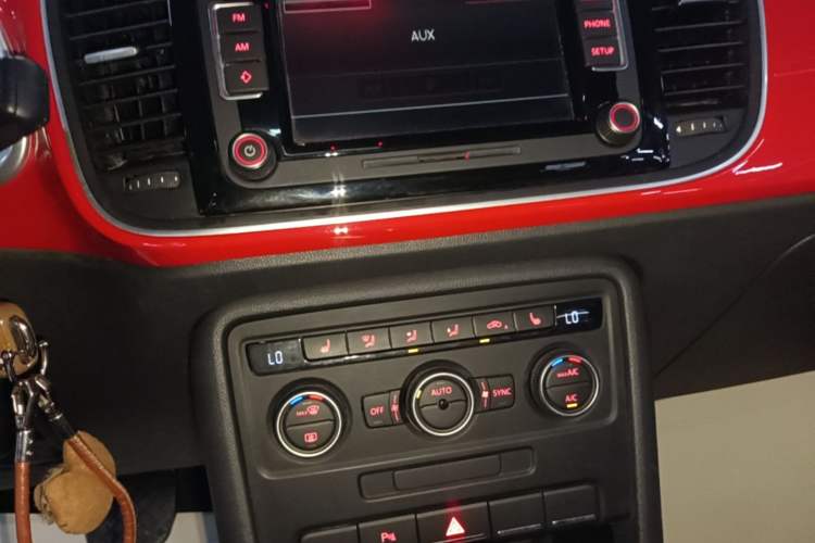 Used Volkswagen Beetle 2015 180TSI model Audio And AC Panel