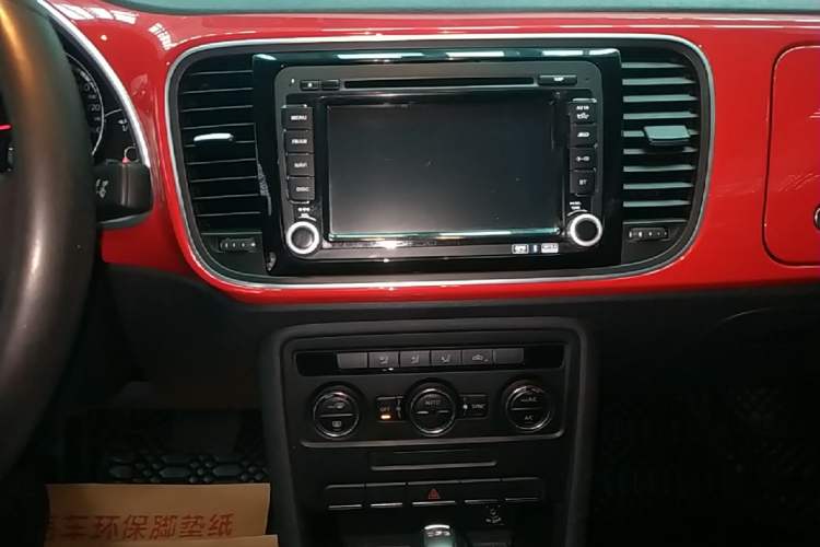 Used Volkswagen Beetle 2015 180TSI model Audio And AC Panel