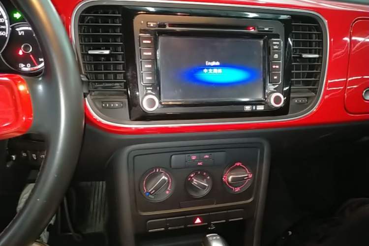 Used Volkswagen Beetle 2015 180TSI model Audio And AC Panel