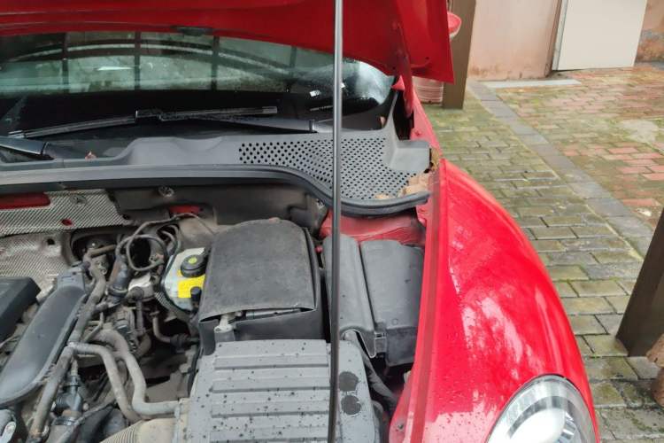 Used Volkswagen Beetle 2015 180TSI model Engine Bay Left