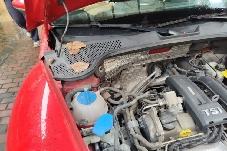 Used Volkswagen Beetle 2015 180TSI model Engine Bay Right