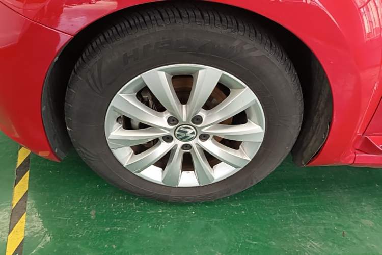 Used Volkswagen Beetle 2015 180TSI model Left Front Wheel Hub