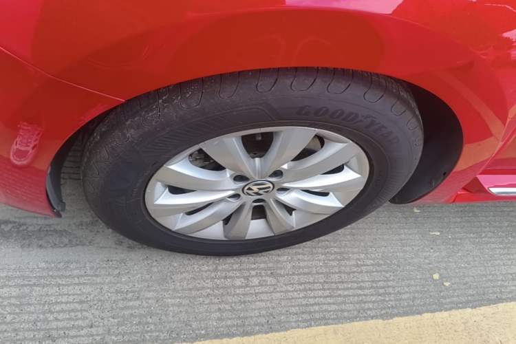 Used Volkswagen Beetle 2015 180TSI model Left Front Wheel Hub