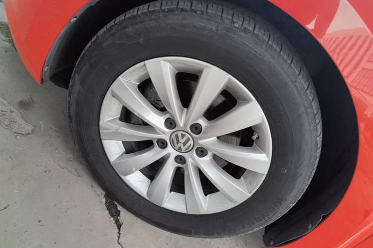 Used Volkswagen Beetle 2015 180TSI model Left Front Wheel Hub