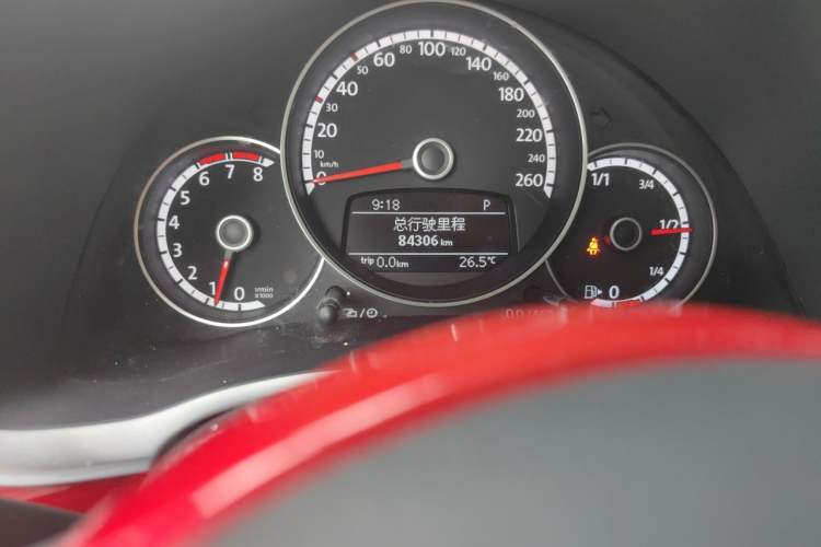 Used Volkswagen Beetle 2015 180TSI model Odometer Close Up
