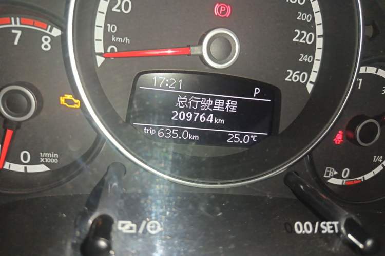 Used Volkswagen Beetle 2015 180TSI model Odometer Close Up