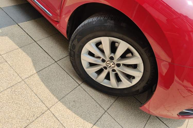 Used Volkswagen Beetle 2015 180TSI model Right Front Wheel Hub