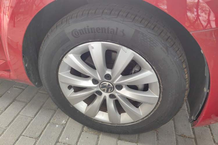 Used Volkswagen Beetle 2015 180TSI model Right Front Wheel Hub