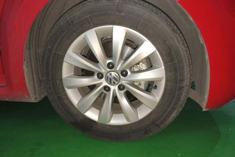 Used Volkswagen Beetle 2015 180TSI model Right Front Wheel Hub