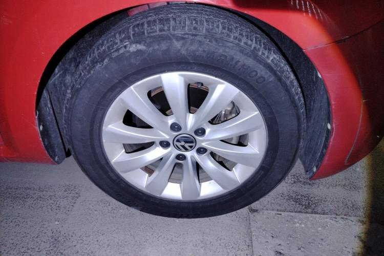 Used Volkswagen Beetle 2015 180TSI model Right Front Wheel Hub
