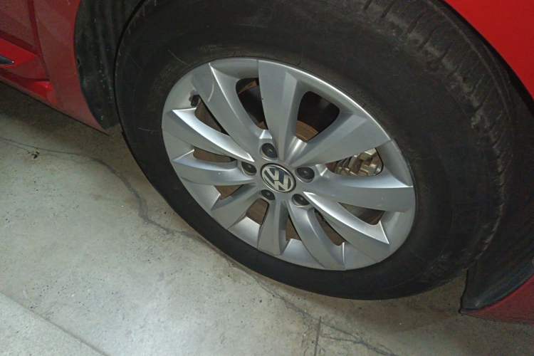 Used Volkswagen Beetle 2015 180TSI model Right Front Wheel Hub