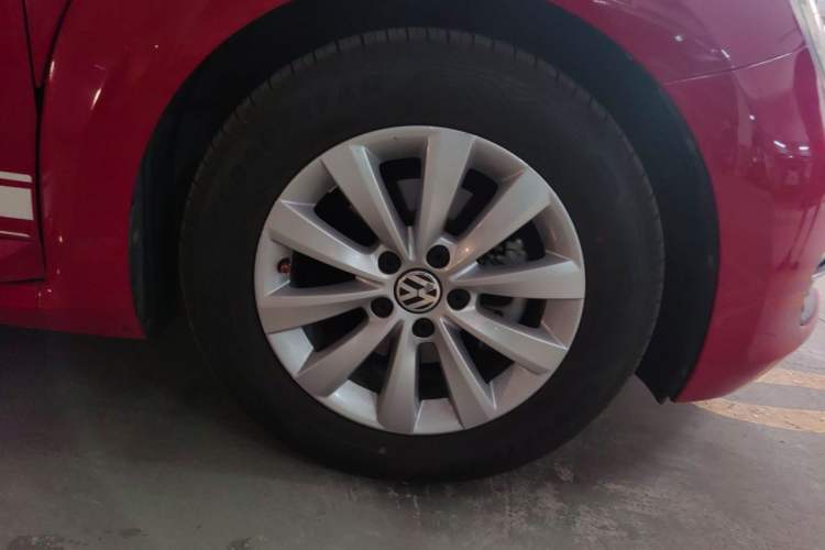 Used Volkswagen Beetle 2015 180TSI model Right Front Wheel Hub