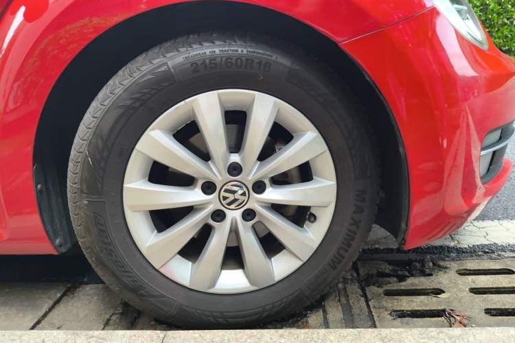 Used Volkswagen Beetle 2015 180TSI model Right Front Wheel Hub