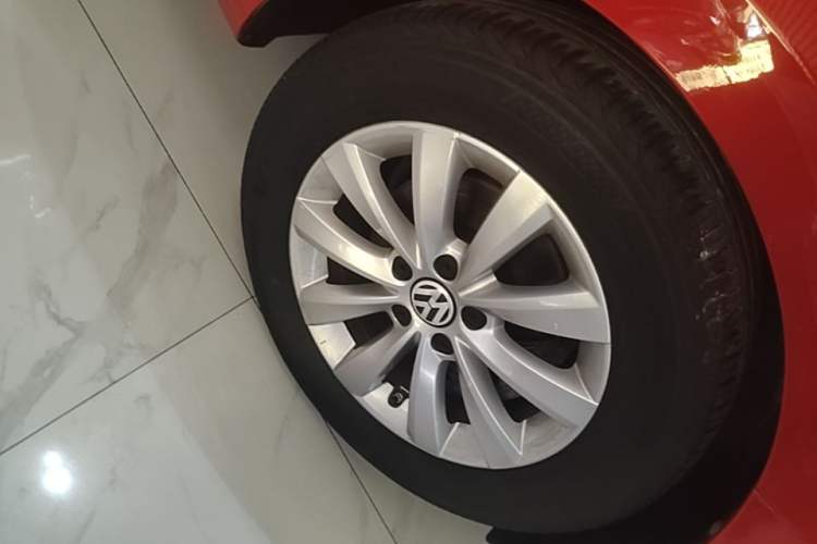 Used Volkswagen Beetle 2015 180TSI model Right Front Wheel Hub