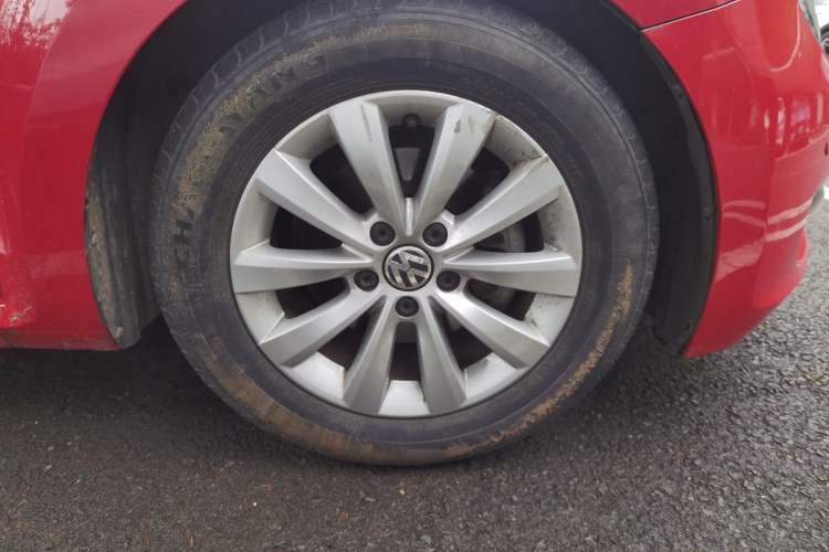 Used Volkswagen Beetle 2015 180TSI model Right Front Wheel Hub
