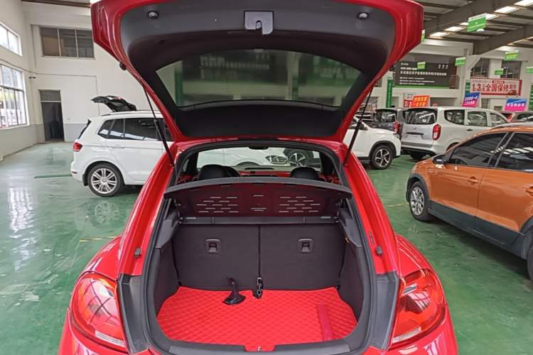 Used Volkswagen Beetle 2015 180TSI model Trunk