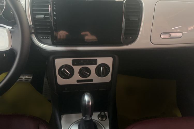 Used Volkswagen Beetle 2015 180TSI model Audio And AC Panel
